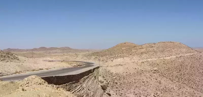 En Algérie, la route transsaharienne traverse plusieurs régions du pays, notamment le Hoggar, le Tassili n'Ajjer et le Ténéré. Elle passe également par des villes importantes comme Tamanrasset et Djanet.