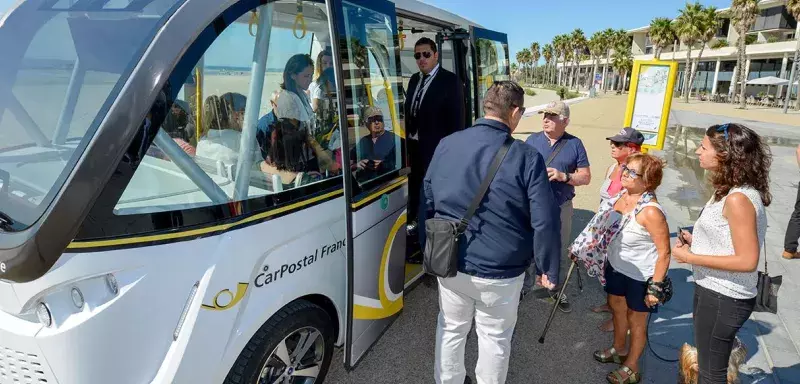 A Sète, jeunes et moins jeunes, se sont immédiatement appropriés avec plaisir ce modèle de transport très innovant. (© CABT)