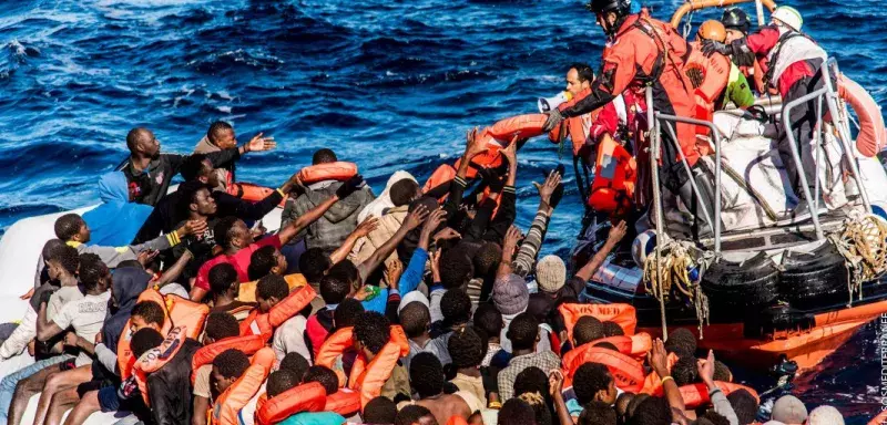 "Ouvrez-nous les portes, nous ne sommes pas venus violer vos lois. Ouvrez-nous les portes, nous sommes des êtres humains" (SOS Méditerranée)