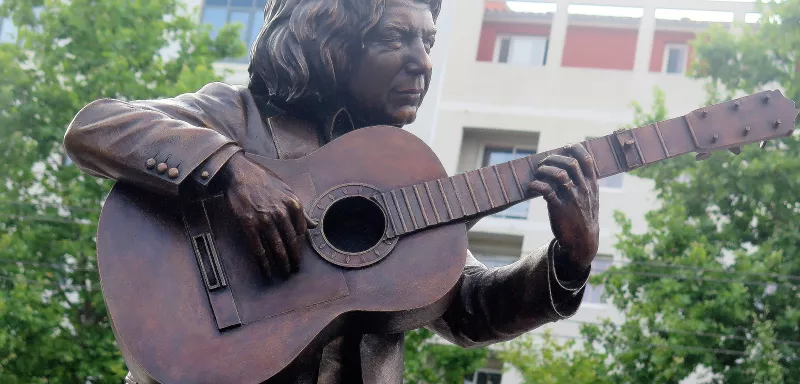 La statue de Manitas de Plata, érigée sur la place Georges-Frêche à Montpellier, a été dévoilée ce jeudi 1er juin en musique, (re)vivez ce moment magique en musique et en vidéos ! (© Nicolas Ethève)