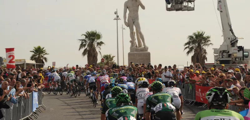 Près du David, Mark Cavendish s’est extrait du peloton pour s’imposer au sprint le long des plages du Prado. (Site officiel du Tour de France - © ASO / B.Bade)  