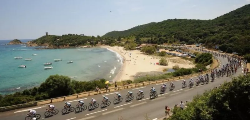 Après trois étapes en Corse, la Grande Boucle se retrouve de l'autre côté de la Méditerranée. (© ASO/B. Bade) 