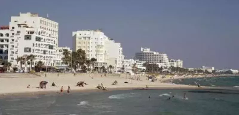 Les tirs ont éclaté sur une plage devant un hôtel de la zone touristique de Sousse, dans le centre-est de la Tunisie, a annoncé la télévision d'Etat.
