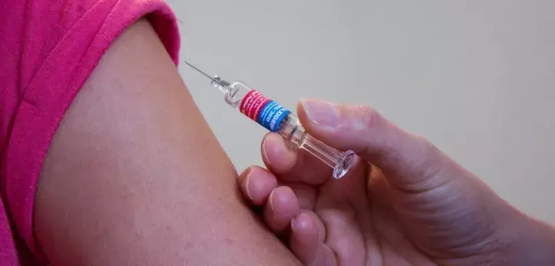 l'essai va tester l'injection d'un premier immunogène, c'est-à-dire d'une substance capable de provoquer une réponse immunitaire, et d'un immunogène de rappel injecté par la suite