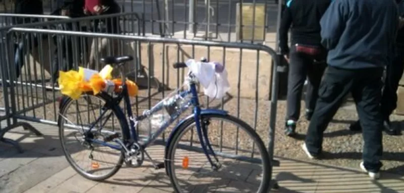 Entre le vélo et le royaume, le préfet de l'Hérault et de région a vite choisi ! Pierre de Bousquet de Florian n'a pas accepté l'offrande, mais le dialogue est établi avec les cyclistes ! (© J.M)