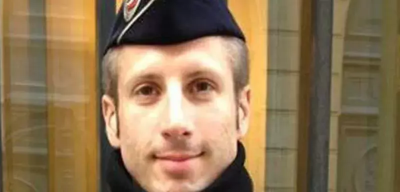 Xavier Jugelé avait 37 ans. Il a été élevé à titre posthume au rang de capitaine et fait chevalier de la Légion d'honneur, suite à son assassinat par Karim Cheurfi, assassinat revendiqué par l'Etat Islamique.