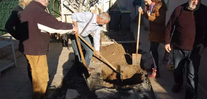 Henri Sultana qui a ouvert son jardin à Frontignan, pour que Robert Morez puisse procéder à sa démonstration d’analyse du sol, opération toujours conseillée, avant de commencer à cultiver un terrain pour la première fois.