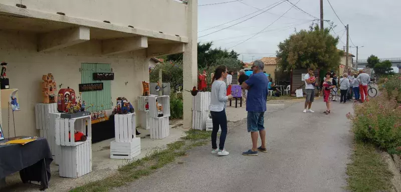 Les cabaniers des Aresquiers à Frontignan sont toujours bien vivants et ont accueilli leurs amis artistes et du public, qui soutiennent leur cause