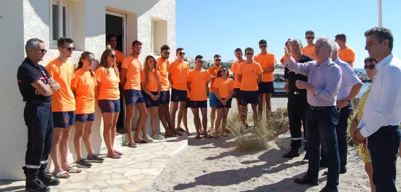 Visite et encouragements chez les jeunes pompiers-surveillants-sauveteurs, qui assurent la sécurité sur la plage de Frontignan
