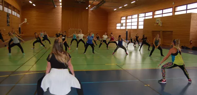 et une trentaine de femmes, à suivre les chorégraphies.