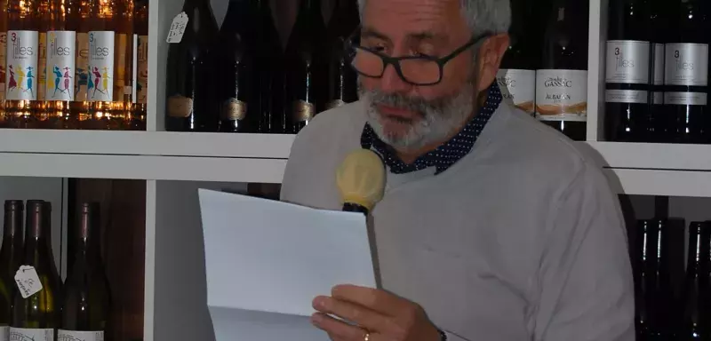 Marc Tarlet, alias Marco Libro a lu une petite nouvelle, presque à l’heure du Ricard mais c’était plutôt « l’heure d’Icare » et à la fin, le public a pu se dire « on Ader » !