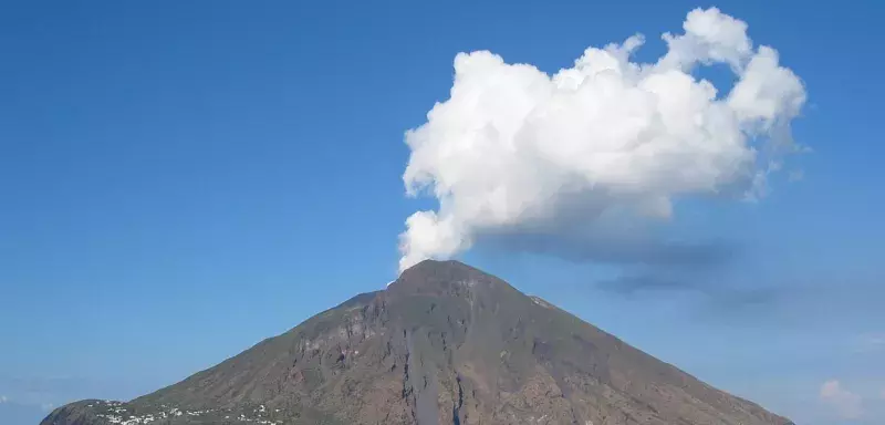 deux énormes explosions se sont produites mercredi sur le versant Centre-Sud du cratère du volcan autour de 14h46