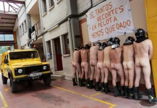 Les huit pompiers, casque sur la tête et chaussures aux pieds, sont sortis de leur caserne et se sont alignés debout face à un mur (DR)