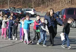 Des scènes d’enfants affolés se donnant la main et courant vers des bus scolaires pour être évacués (DR)