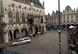 France : le dernier hommage à Dominique Bernard, sur la place des Héros à Arras 