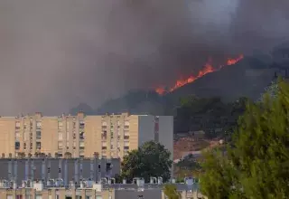 Marseille en alerte : incendie géant et persistant dans les quartiers Nord de la ville  Mardi 8 juillet, alors que le mercure grimpait au-dessus des normes estivales, un incendie d’une ampleur rare s’est déclaré aux portes nord de Marseille, marquant une journée de grande tension. À 11 h, un véhicule embrasé près de l’autoroute A552, entre Pennes-Mirabeau et Marseille, déclenche la catastrophe. En quelques minutes, le feu, attisé par un mistral violent soufflant jusqu’à 90 km/h, s’étend sur la végétation sè