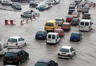 Surpris par la montée des eaux dans leur voiture 