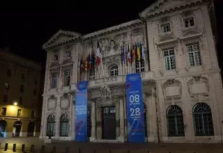 Lumières éteintes à l’hôtel de ville de Marseille en hommage aux victimes de Gaza !
