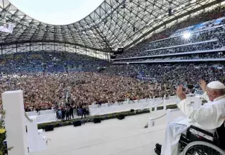 La messe a été précédée par des chants et un discours de l'humoriste Gad El Maleh