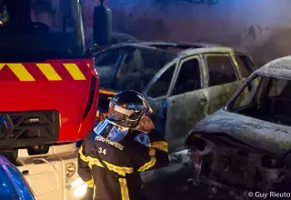 Plusieurs violentes déflagrations ont eu lieu sur la place de l’Olivier. (© Guy Rieutort)