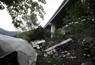 L’autocar a fait un plongeon d’une trentaine de mètres. (D R)   