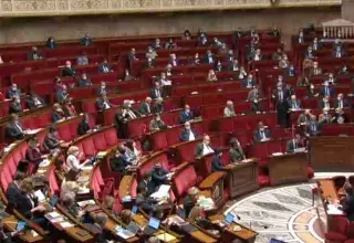 Le projet de loi en question a été approuvé par 147 voix contre 125 et deux abstentions, au terme d'une nouvelle lecture profondément modifiée la semaine dernière par la chambre haute, allant dans le sens souhaité par le gouvernement