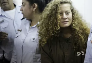 Les magistrats préfèrent la juger en cachette, à huis clos. Peut-être ont-ils honte de porter la robe de l’injustice et d’affronter en public le regard fier d’Ahed Tamimi ? (DR)