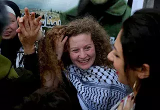 Ahed, couverte d’un keffieh, a été accueillie par ses proches et soutiens dans une ambiance de fête, la foule scandant « nous voulons vivre libre ! »