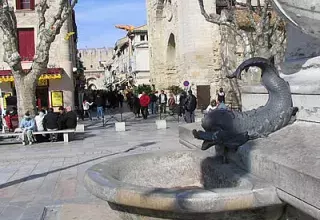 Une place de la ville gardoise d'Aigues-Mortes (DR)