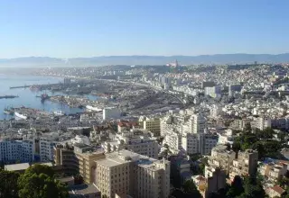 les cafés dressent des terrasses avec consigne de rester ouverts tard dans la nuit... (DR)