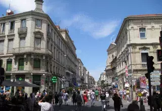 rues d'Avignon à l'heure du Festival... (DR)