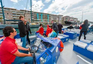 Avec le plaisir de la navigation du canal maritime de Sète jusqu'au pied du Mont Saint Clair, ce sont 10 000 voitures qui sont laissées au garage pendant la saison. (© Thau Agglo)