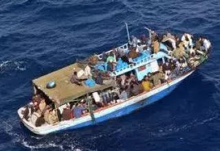 Le bateau a heurté des rochers et s'est échoué.