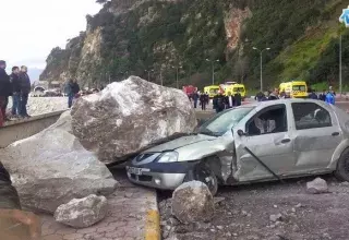 la falaise qui borde cette route aurait été fragilisée suite à de fortes pluies... (bejaïainfo.com)