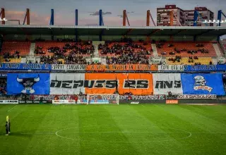 Quatre tifos ont été réalisés pour les 25 ans de la Butte Paillade 91 et Médiaterranée était en direct live vidéo de l'ambiance ! (© Loraine Portal)