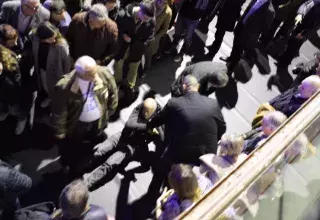 Où l’on apprend tristement que plusieurs graves dérapages ont eu lieu contre la liberté de la presse lors du meeting tenu par François Fillon à Nîmes. (© Yann Castanier)