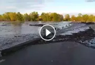 Vidéo : avec la crue du Gardon, l'eau est passée par-dessus le pont submersible de la commune de Dions ensuite inondée. (© Météo Languedoc)