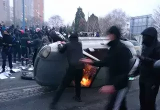 Une voiture de RTL a été incendiée aujourd'hui, lors de la manifestation contre les violences policières organisées pour Théo. (Capture d'écran Antoine Jeuffin/Twitter)