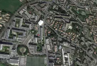 C’est la toute petite haie Pyracantha de moins d'un mètre de haut qui a amorti la terrible chute de la fillette, rue Hebert, à Montpellier, dans l'Hérault. (© Google Earth)