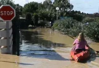 Maisons entourées d’eaux jusqu’à hauteurs des rangées de boîtes aux lettres, moteurs de voitures dans l’eau, le canoë-kayak devient un moyen de locomotion à Mèze, dans l'Hérault. ( Capture d'écran Vidéo Midi Libre)