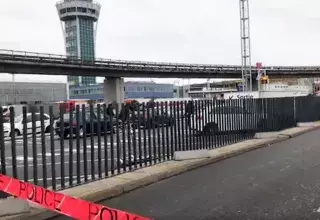 Direct Live Vidéo : Opération de police en cours à l’aéroport d’Orly-Sud où un homme a été abattu. (© Brut) Direct Live Vidéo : Opération de police en cours à l’aéroport d’Orly-Sud où un homme a été abattu. (© Brut)