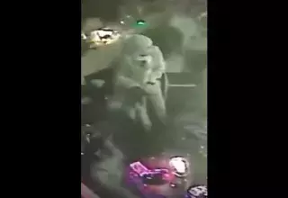 Un homme homme armé a fait irruption dans la réputée discothèque la Reina après avoir tué un policier posté à l'entrée. Un homme homme armé a fait irruption dans la réputée discothèque la Reina après avoir tué un policier posté à l'entrée.