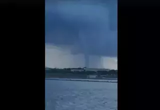 « C’est une trombe marine parce que l’on voit bien le tuba dans l’eau, au fond de la photo, en mer, explique Paul Marquis de La Météo du 13 qui nous présente aussi trois autres phénomènes observés ce matin en Camarque ! (© Moun Ette/Facebook)