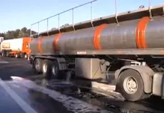 Le contenu d'une citerne a été entièrement vidé sur la chaussée. La circulation sur l'autoroute dans le sens Montpellier Nîmes a été perturbée une partie de la matinée. (Capture d'écran TVSUD)