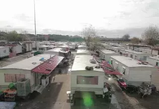 DR - Stefano Liberti et Enrico Parenti ont filmé le quotidien des Roms, originaires d'ex-Yougoslavie et de Roumanie, tels qu'ils sont parqués dans des containers aux environs de Rome