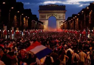 Les gens ne pouvaient que sortir de chez eux pour fêter l'événement et scander le fameux « On est en finale ! On est en finale, on est, on est, on est en finale ! » (DR)