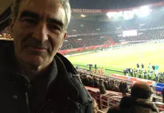 Sur son compte Twitter Raymond Domenech, ici dans les gradins du Parc des Princes, ne commente pas pour l'instant l'appel du pied de Louis Nicollin. (Capture d'écran)