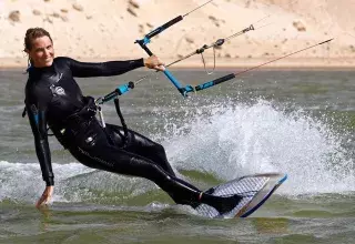 elle va tenter d'établir le record de la traversée de la méditerranée en Kitesurf. Inédit. Jamais fait, ni même par un homme