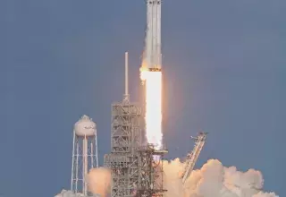 C’est tout ce dont on pouvait rêver pour un vol d’essai. La fusée Falcon Heavy décolle sans encombre