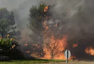 "la situation est hors de contrôle", déclaraient les pompiers vers 22h... (DR)